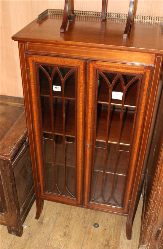 An Edwardian satinwood banded mahogany two door china display cabinet W.58cm